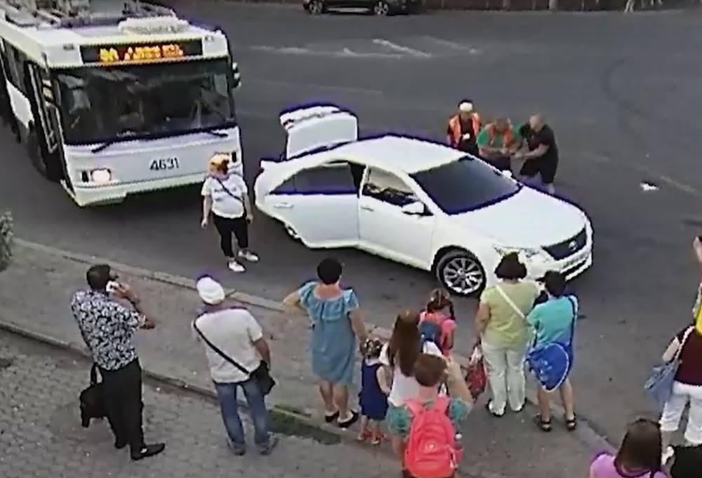 Нападение с битой на водителя троллейбуса сняли на видео в центре Волгограда