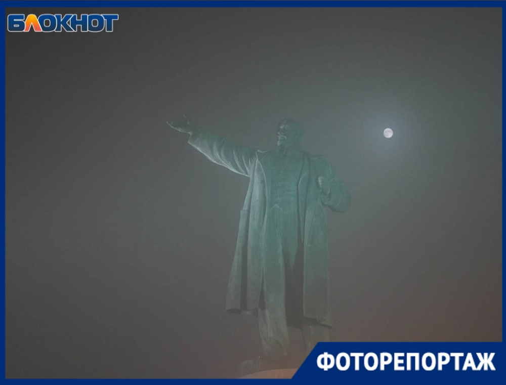 Окутанный туманом вечерний Волгоград в объективе фотографа