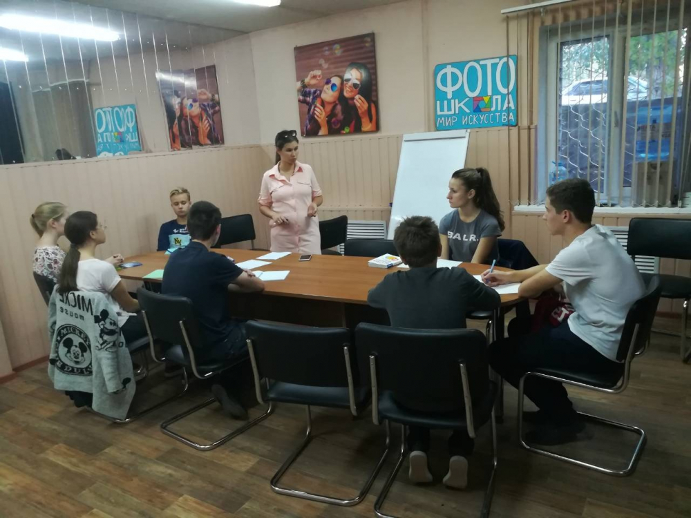 Многодетные семьи Волгограда поздравляют с Днем учителя педагогов социальной школы