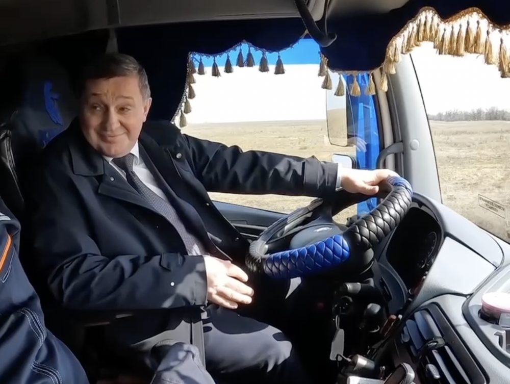 Волгоградский губернатор пересел за руль фуры дальнобойщика: видео