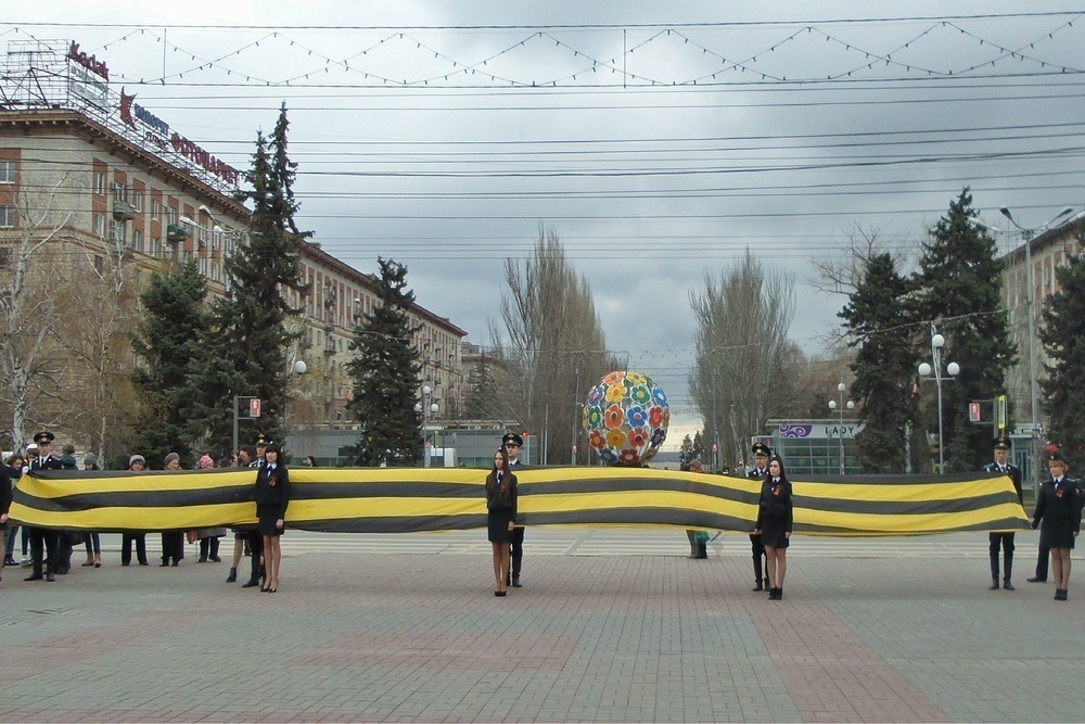 В центре Волгограда вынесли 10-метровую Георгиевскую ленту