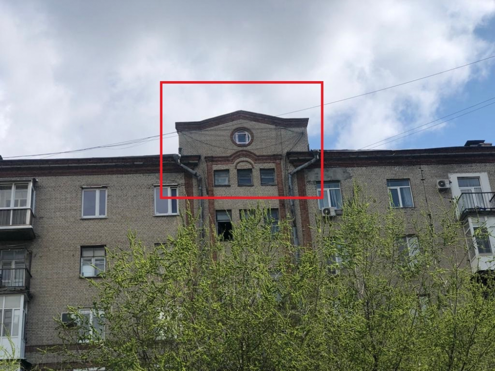 В историческом здании Волгограда вставили квадратные окна в круглые проёмы