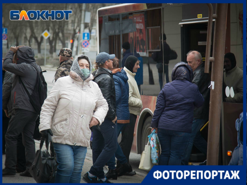 Утренними давками в автобусе начался в Волгограде понедельник