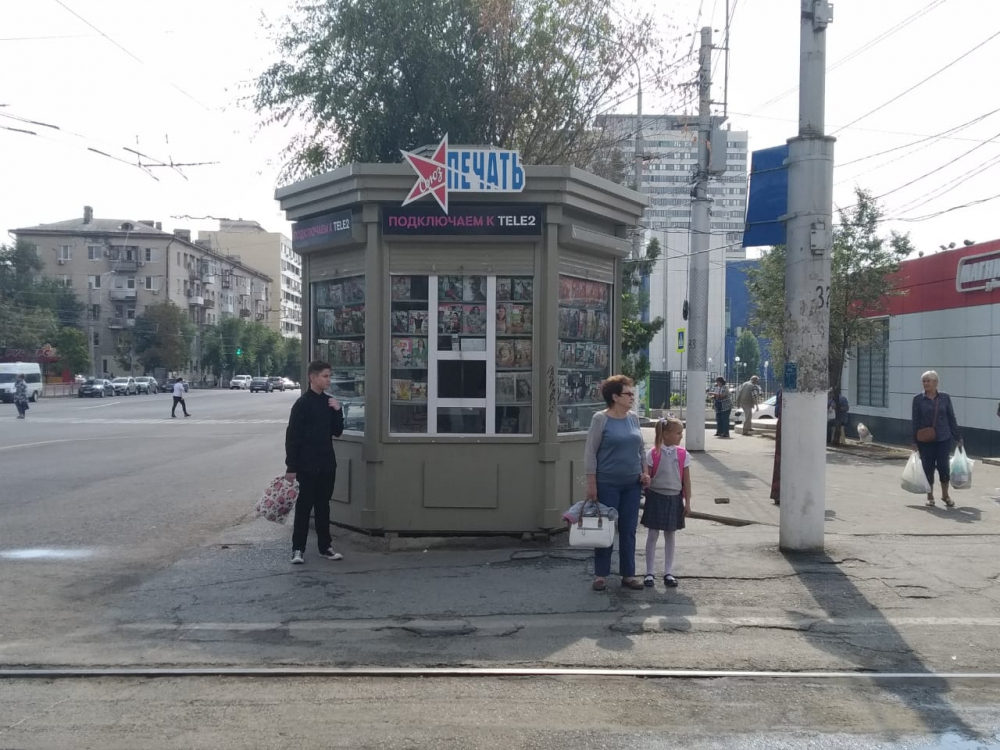 В Волгограде массово сносят незаконные газетные киоски и парковочные устройства