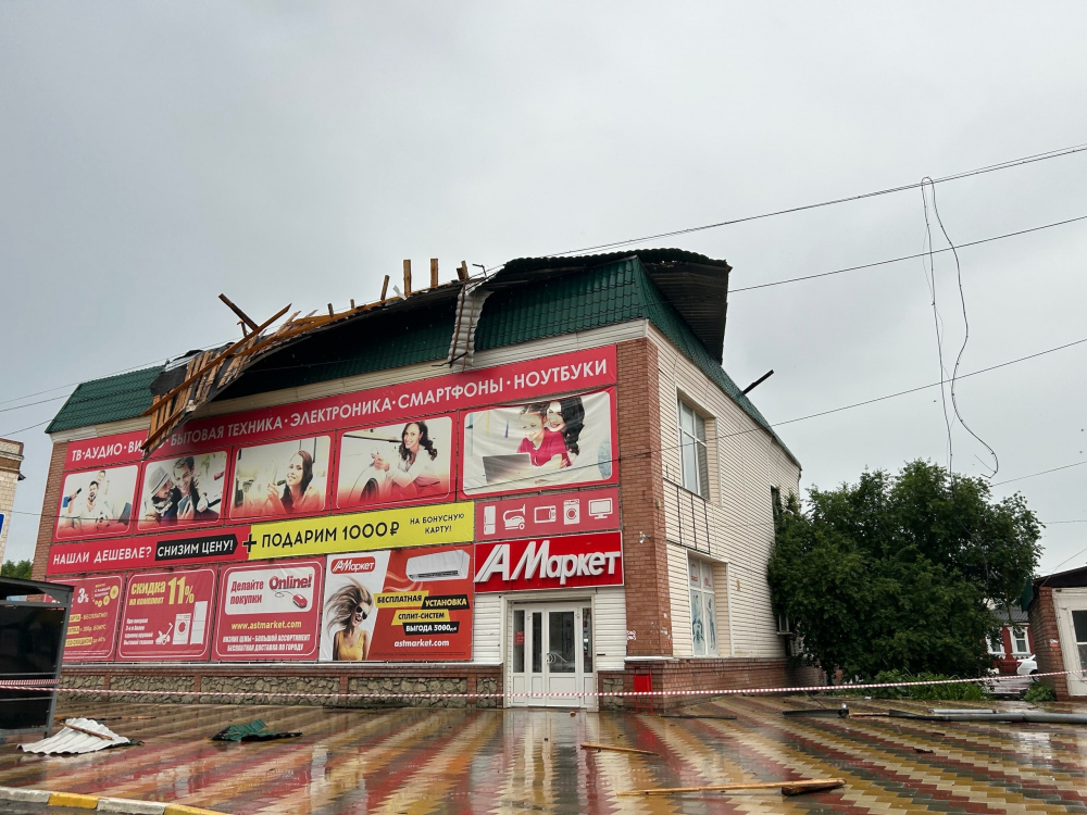 Штормовой ветер сорвал крышу ТЦ под Волгоградом