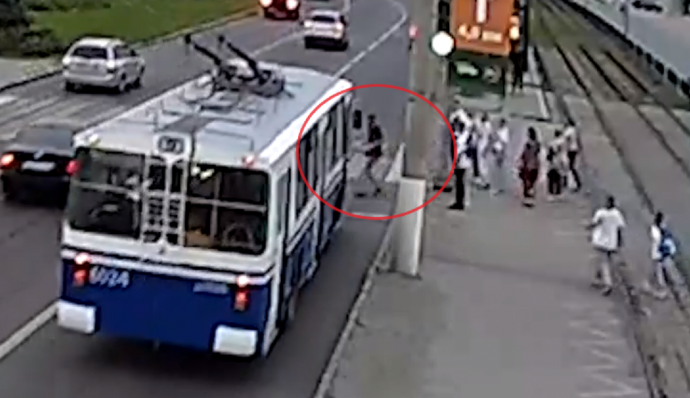 Пешеход шагнул под троллейбус у Мамаева кургана: видео