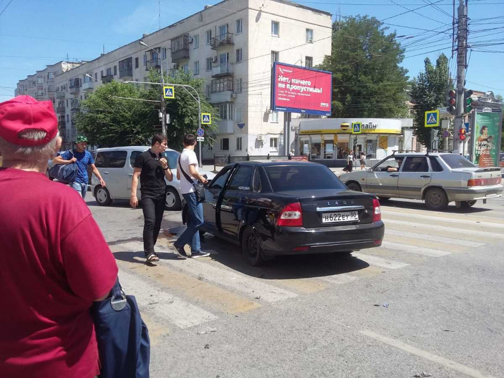 Лихач влетел в иномарку возле Ворошиловского ТЦ в Волгограде:пострадала пешеход