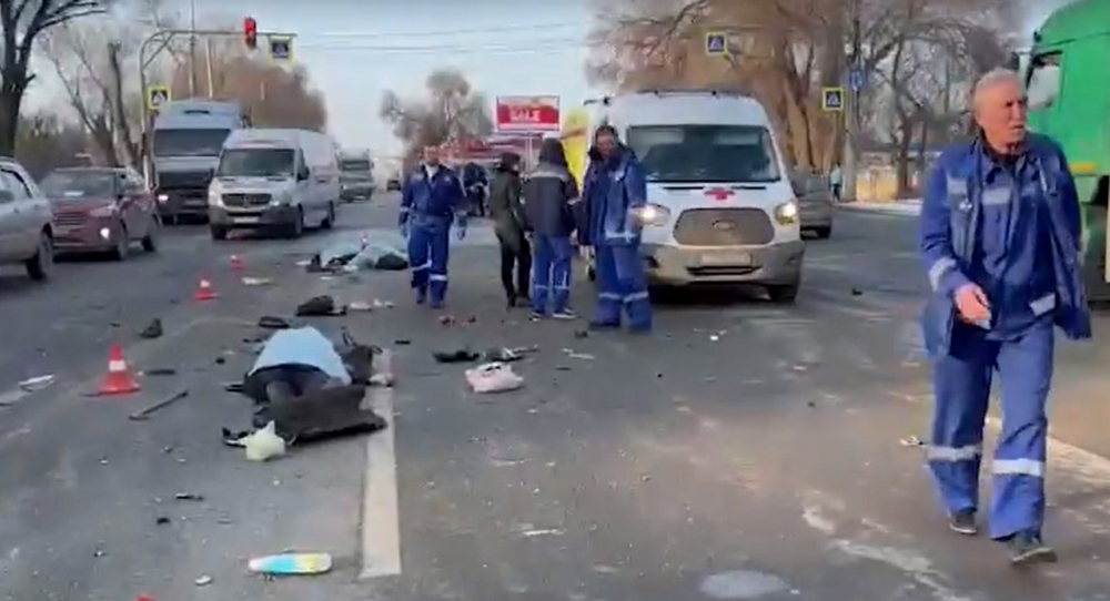 Трупы прямо на дороге: шокирующее видео с места катастрофы маршрутки в Волгограде