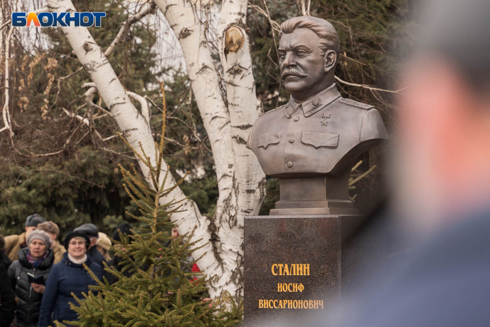 Провал переименования Волгограда объяснили числом цветов у памятника Сталину