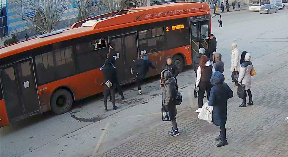 Вылезли из форточки и скакали по сиденьям: буйство подростков в автобусе в Волгограде сняли на видео