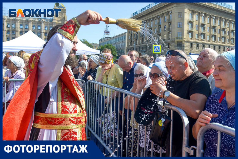 Сотни волгоградцев пришли к строящемуся собору Александра Невского на праздничное богослужение