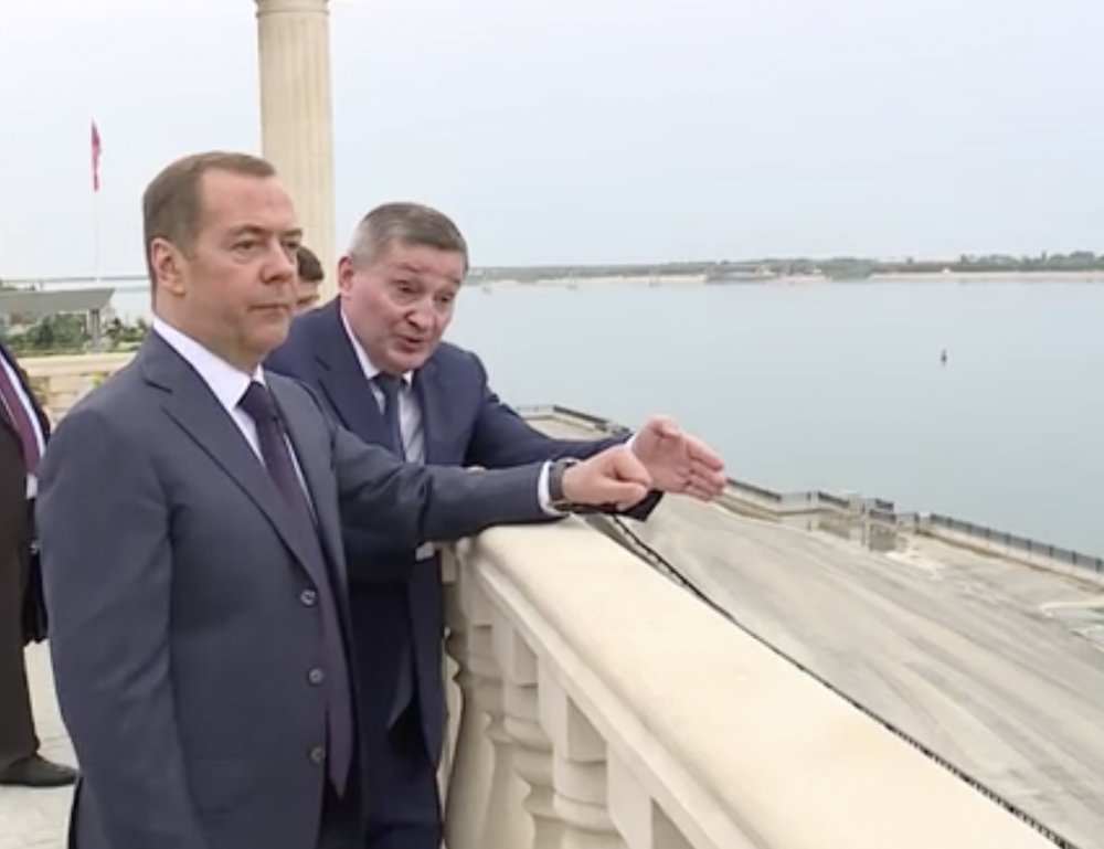 «Несмотря на мошку»: Дмитрий Медведев назвал две причины для туризма в Волгоград
