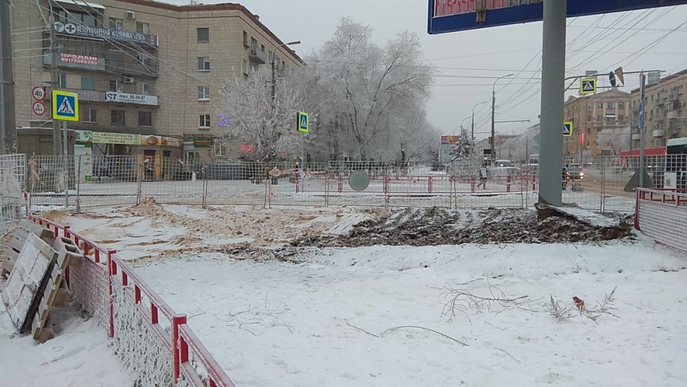 По пояс в воде в мороз рабочие закрыли коммунальный «фонтан» в Волгограде
