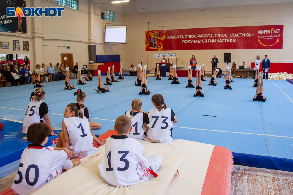 «Поступило распоряжение об экономии тепла»: юных волгоградских гимнасток морозят в спортшколе