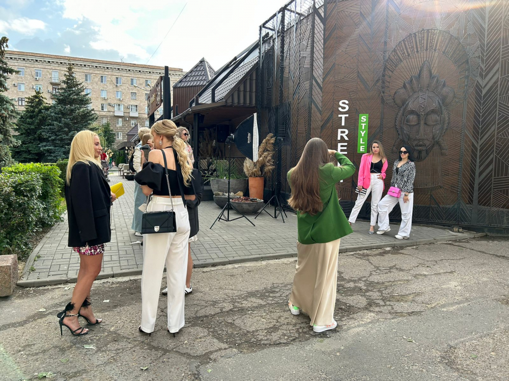 В центре Волгограда заметили скопление странно одетых людей