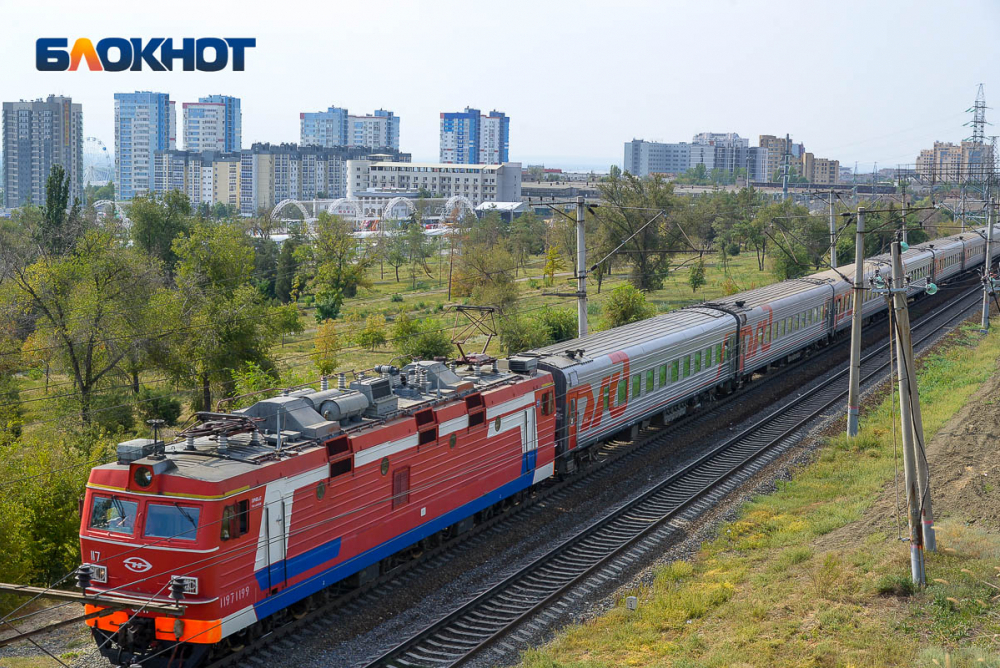Поезд по пути в Волгоград столкнулся с КамАЗом