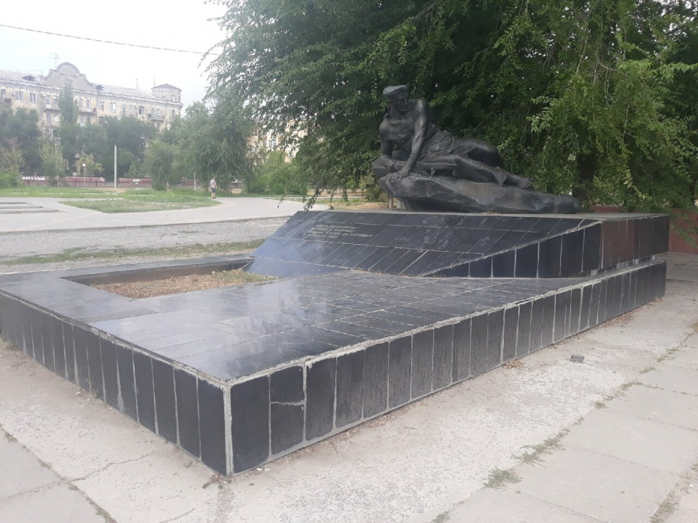 Изувеченный вором и безумцем памятник в Волгограде починит фирма-«любимица» мэрии и генерала Бастрыкина