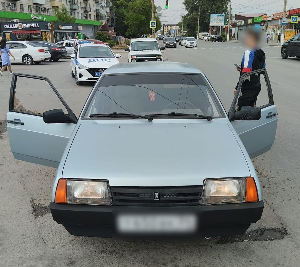 Волгоградский водитель разбил стекла на требование ГАИ снять тонировку: видео