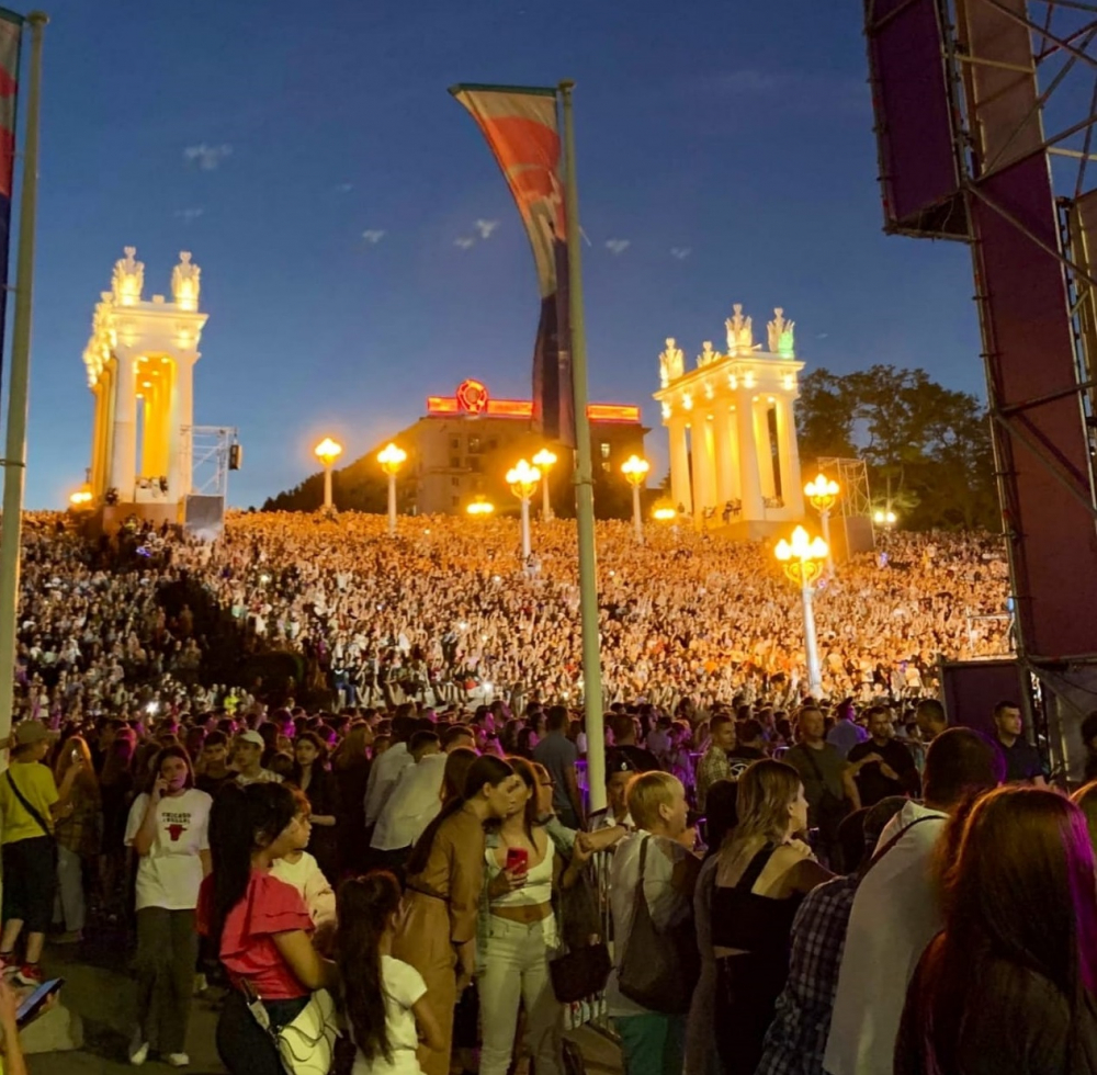 Тысячи волгоградцев заполнили набережную ради концерта Niletto