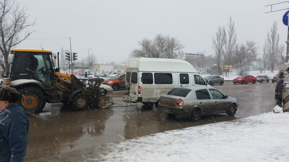 В Волгограде образовались пробки из-за снегопада