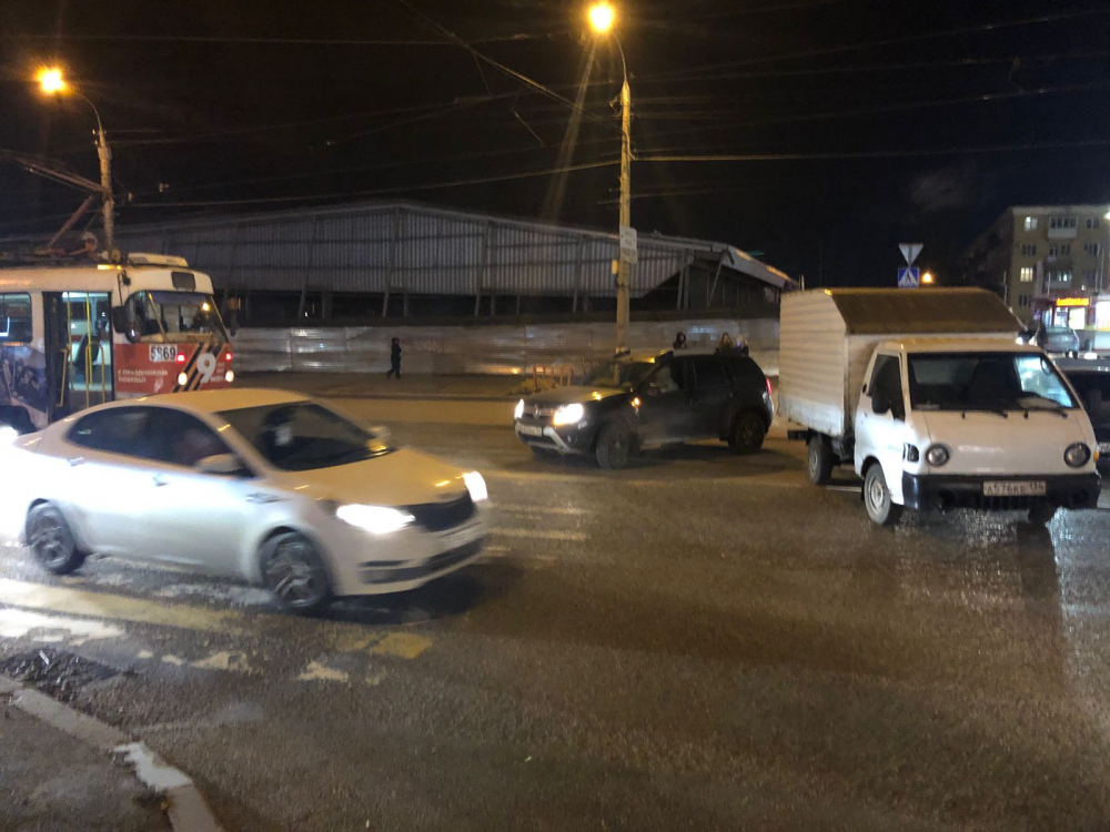 Водитель бросил фургон посреди дороги в Волгограде: встали трамваи и машины