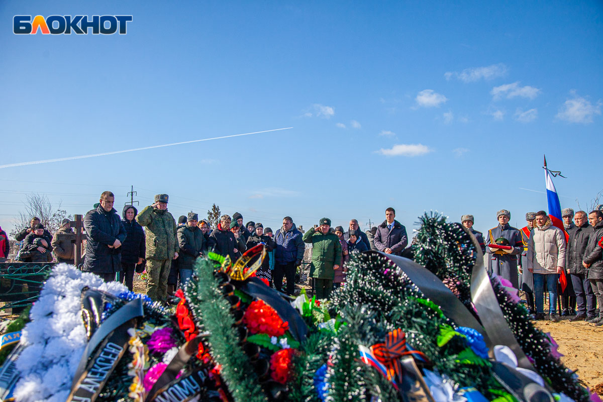 Сколько гибнут на сво. Похороны Алексея Луконина Волжский. Могилы погибших на Украине. Похороны украинских солдат.