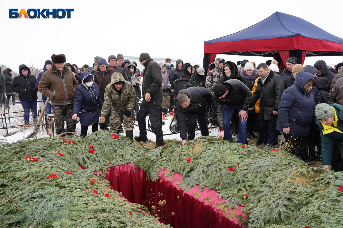 Сколько воинов сво погибло. Могилы участников спецоперации. Памятники погибших в спецоперации. Герои участники спецоперация на Украине.