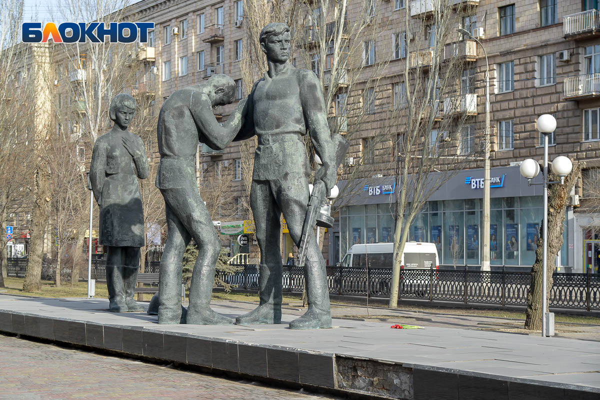 Памятник сегодня. Памятник комсомолец в Раменском. Памятник комсомольцам в Твери. Защитник Сталинграда из Ульяновска. Раменское фото памятника комсомольцу.