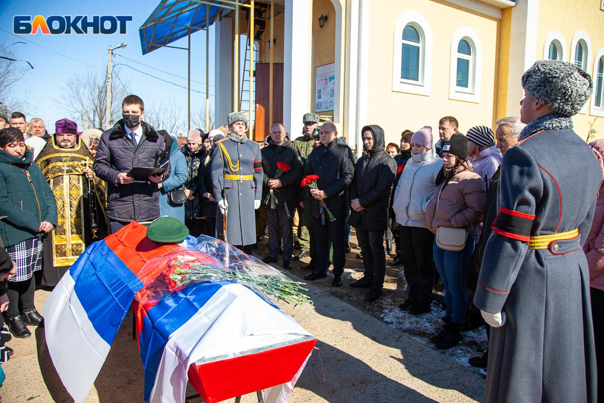 Новости украины сегодня 2023 года. Алексей Луконин Волжский похороны. В Волжском похоронили солдата погибшего. Похороны военнослужащего. Прощание с погибшим на Украине.