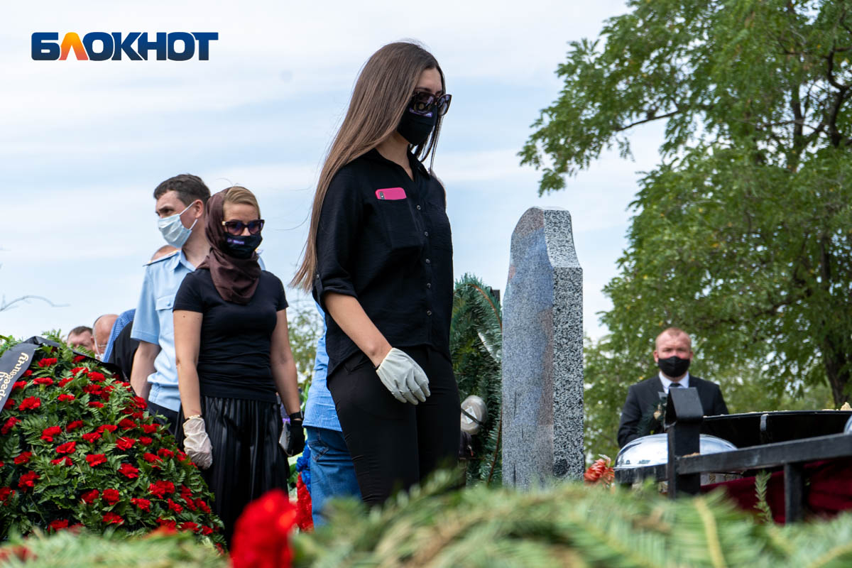 Похороненные в волгограде. Похороны девочек в Волгограде. Похороны таксистки 2014 год Донской.