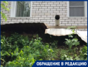 В Волгограде незаконно построенный дом съезжает с горы во двор к соседям
