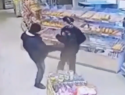 Девушку ударил ногой в живот посетитель супермаркета в Волгограде - видео 