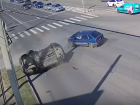 Авария с опрокинутым ВАЗом на Второй продольной в Волгограде попала на видео 