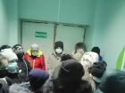 Гигантские очереди в поликлиниках Волгограда сняли на видео: люди стоят на улице