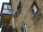 Волгоградские чиновники обрушили на головы жильцам многоэтажки фасадные панели
