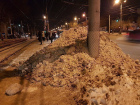 Жители Волгограда «благодарят» коммунальщиков за ледяную горку на трамвайной остановке 