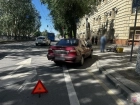 Доставщика еды сбили на дороге в центре Волгограда 
