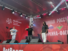Тысячи фанатов подпевали группе «Корни» перед игрой сборных РФ и Буркина-Фасо в Волгограде