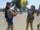Тысячи волгоградцев в 30-градусную жару отмечают фестиваль красок