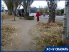«И в дождь, и в снег под открытым небом»: волгоградцы 2 года ждут от администрации автобусную остановку