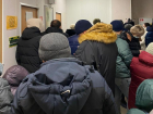 Работает один врач: в «красной зоне» Волгограда собралась очередь из 60 человек
