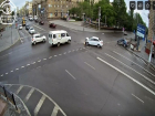 На видео попал момент лобового столкновения двух машин на Комсомольской в Волгограде