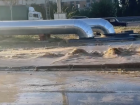 «Бурный поток несется по Землячке»: из-за прорыва трубопровода затопило улицу в Волгограде