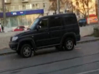 На видео попали машины, которые потеряли свои колеса на рельсах в центре Волгограда