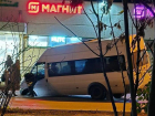 Маршрутка провалилась в яму в Краснооктябрьском районе Волгограда 