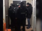 Лицом в пол уложил СОБР москвичей, обокравших участника СВО — видео