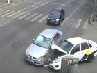 Авария в центре Волгограда с участием «Яндекс. Такси» попала на видео