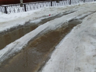 Дорога к администрации Волгоградской области превратилась в снежную лужу
