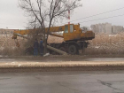 Автокран съехал с дороги и повалил бетонный столб на юге Волгограда 
