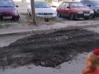 На севере Волгограда дорожные ямы засыпали старым асфальтом
